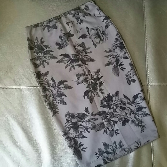 Black textured flowery print bodycon pencil skirt