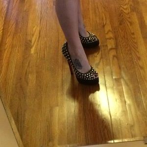 Studded platform pumps
