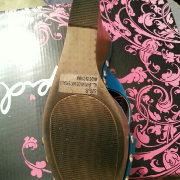 Shoes - Picture 2 of 4