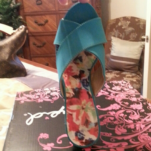 Shoes - Picture 3 of 4
