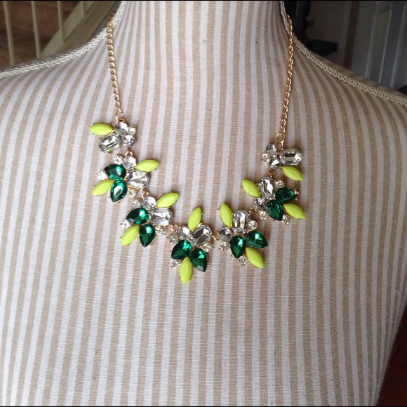 NWOT Stunning Statement Necklace - Picture 2 of 3