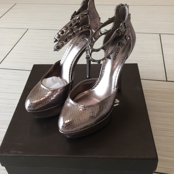 Bebe size 8 pumps pewter color NIB
