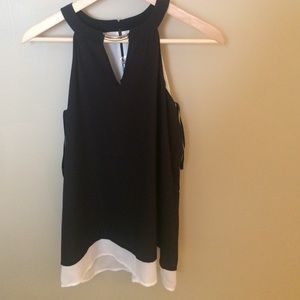 Sleeveless detail top