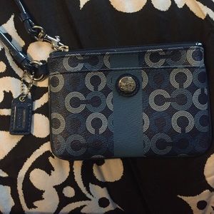 New authentic coach wristlet with front pocket