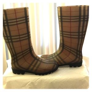 Burberry rain boots. Worn a few times.