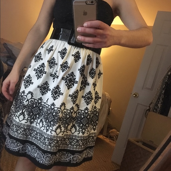 White House Black Market Dresses & Skirts - White House black market strapless dress