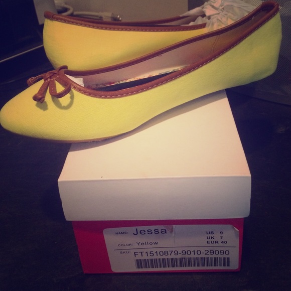 NWT CUTE YELLOW FLATS!
