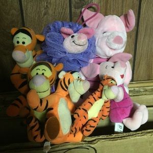 4 tigger, 2 piglet plush toys, and a piglet lufa
