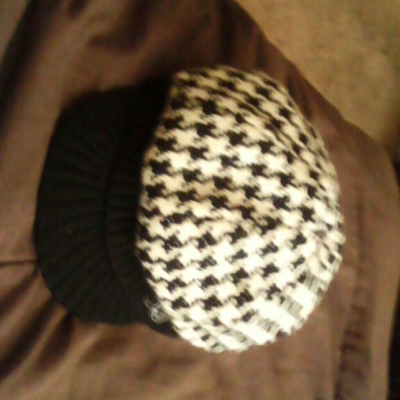 A hat - Picture 1 of 1
