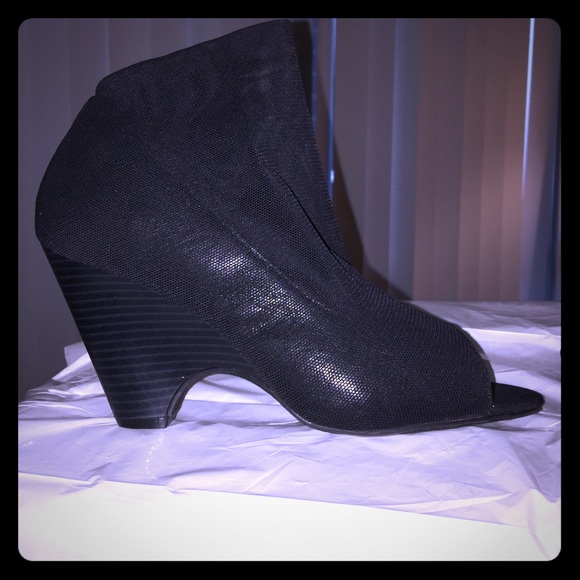 New never worn forever21 booties with mesh fabric