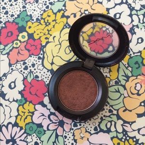 MAC Antiqued Veluxe Pearl eyeshadow