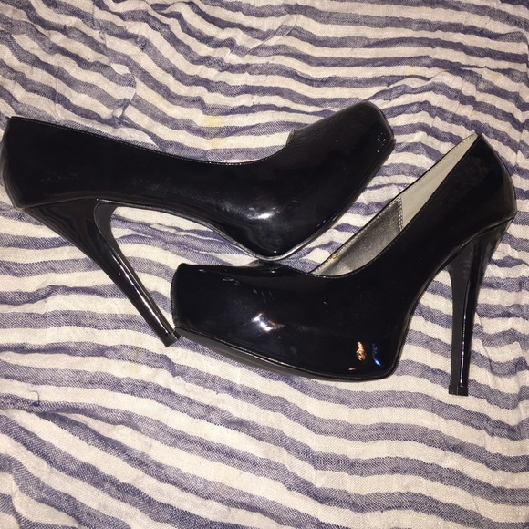 Black High Heel Pumps - Picture 2 of 4