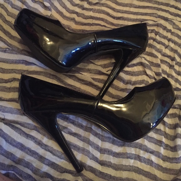 Black High Heel Pumps - Picture 3 of 4