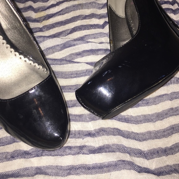 Black High Heel Pumps - Picture 4 of 4