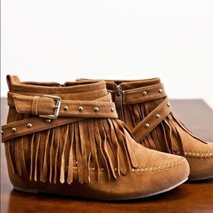 Size 7.5 moccasin boots! So cute!