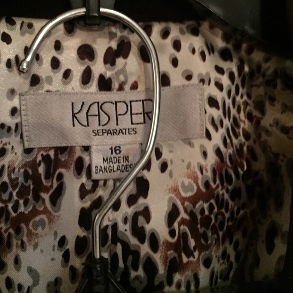 Kasper suit. - Picture 2 of 4