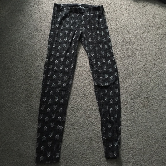Black-and-white PacSun Arrow leggings