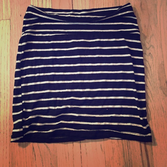 B&W striped skirt (short)