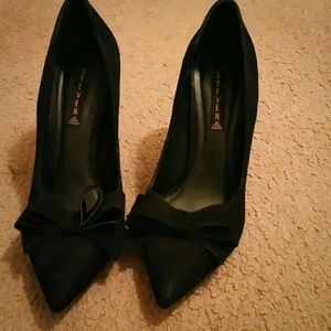 STEVEN BY STEVE MADDEN Black suede pumps with bows