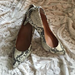 Jcrew size 7.5 snakeskin pumps like new!