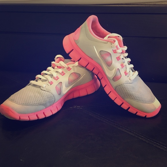 Size 6 Nike Free runs