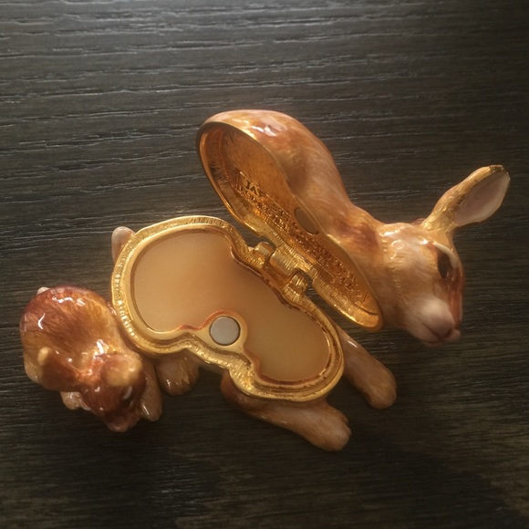 Estée Lauder Pleasures Cuddly Bunnies Compact - Picture 4 of 4