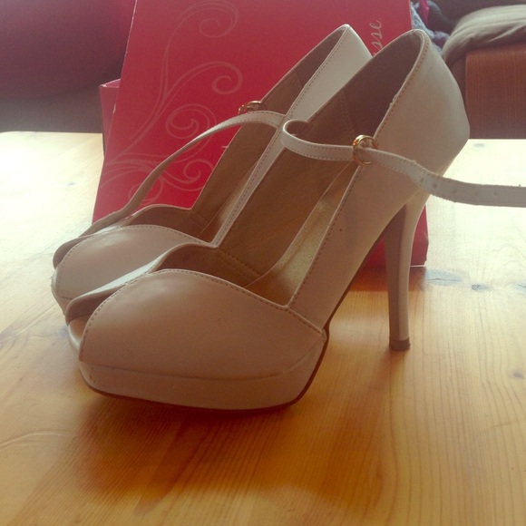 Super cute white peep toe pumps - Picture 1 of 4