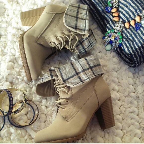 Trendy plaid booties☺️ 👢