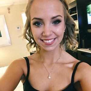 Meet your Posher, Lora