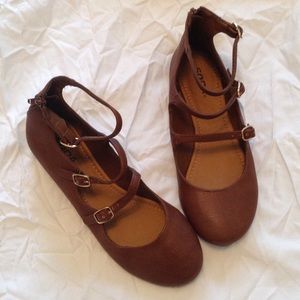 NWOT Gladiator style brown flats