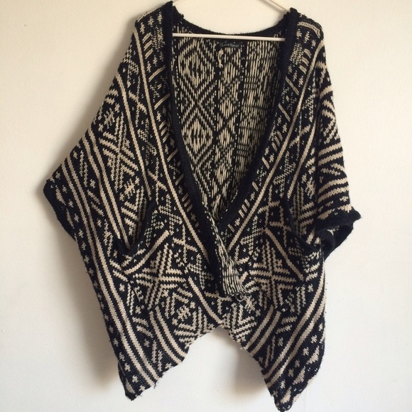 Brandy Melville B&W knit shawl/shrug
