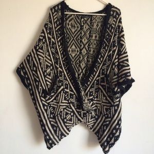 Brandy Melville B&W knit shawl/shrug