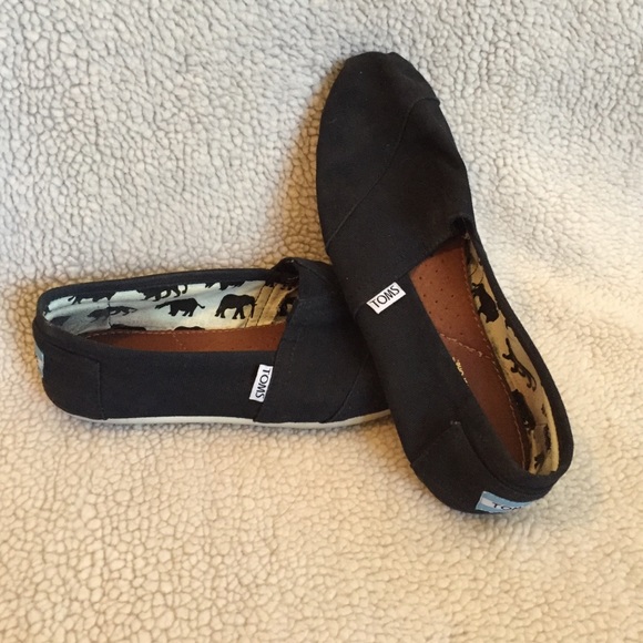 Black gently used TOMS