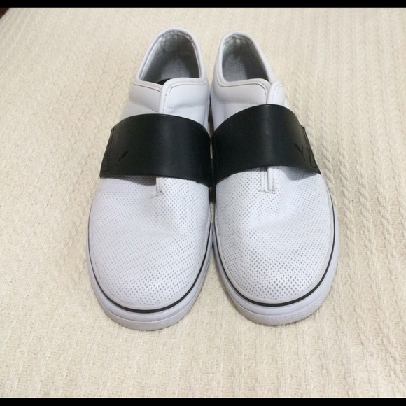Men's size 10 white and black Puma sneakers
