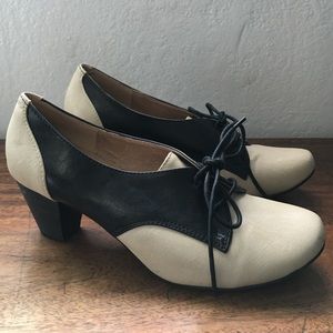 Cute Chelsea crew saddle back mid heels.