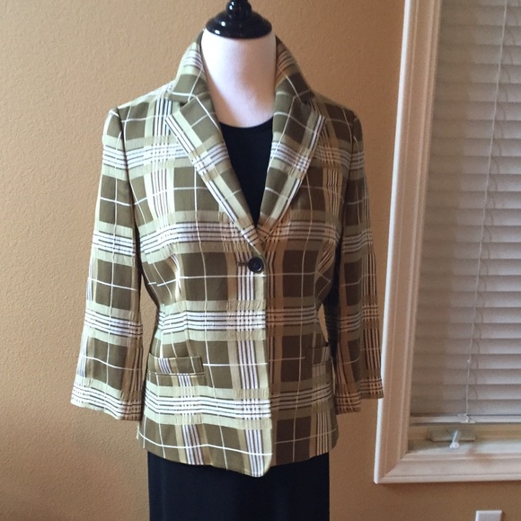 Cute green plaid jacket.