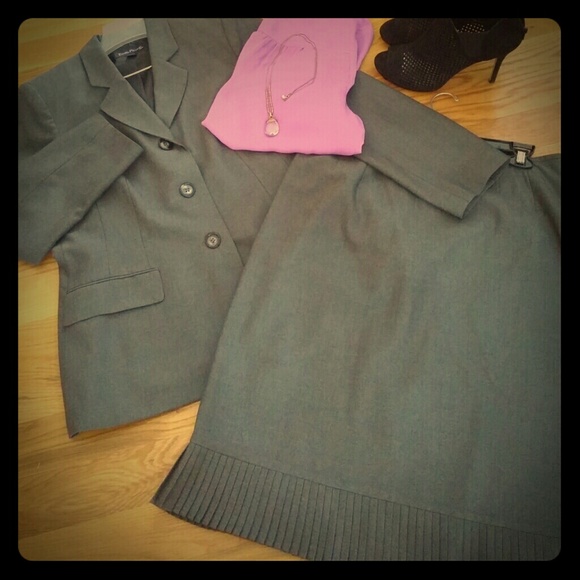 Classy Evan-Picone Skirt Suit