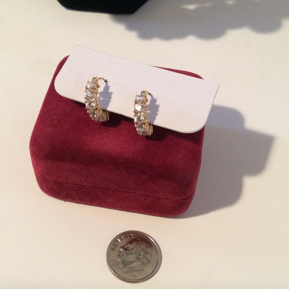 Beautiful pair of diamond looking earrings.