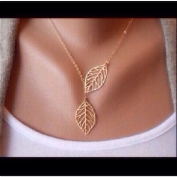 Jewelry - Gold Leaf Necklace✨2 available✨