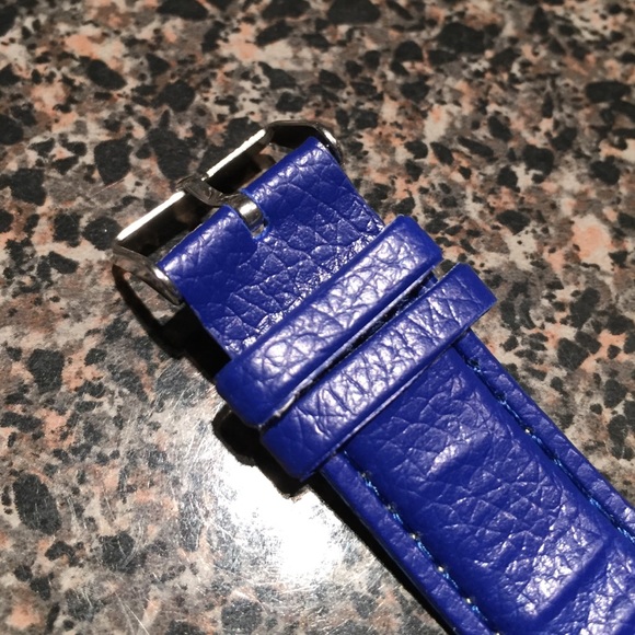 Whatever, I'm late anyway watch BLUE - Picture 2 of 3