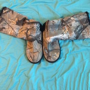Muk Luks size 8 camo slipper boots