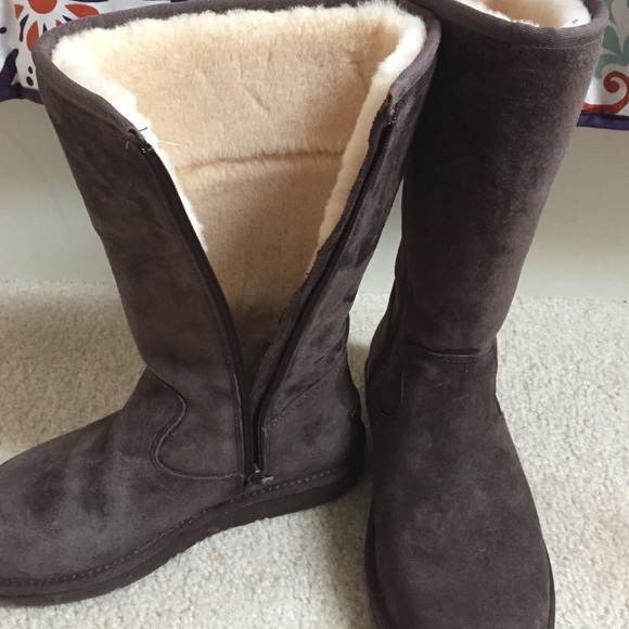 Size 8 barely worn brown Ugg boots! - Picture 2 of 4