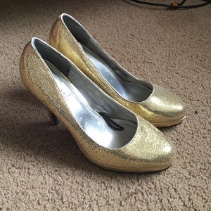 ✨ Gold Glitter Pumps ✨