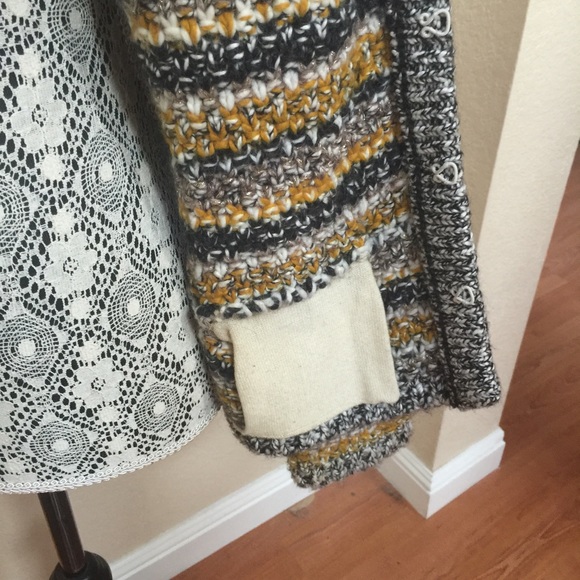 Gorgeous BR Sweater Blazer - Picture 3 of 4