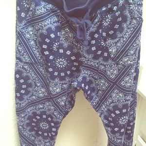 Navy blue bandana print joggers!