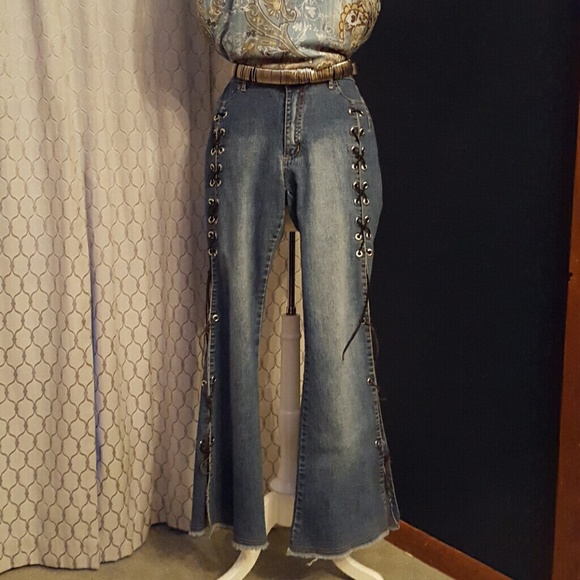 Younique jeans boot cut opens all the way down