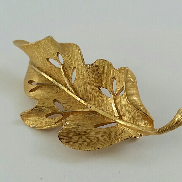 Vintage Gold Leaf Brooch - Picture 2 of 3
