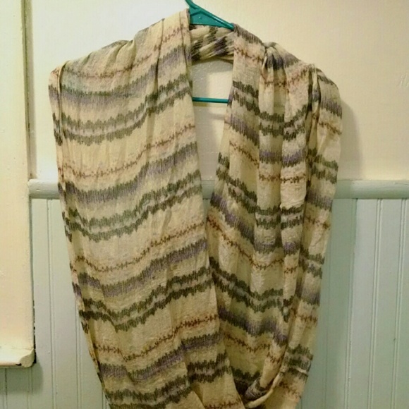 Patterned infinity scarf - Picture 2 of 3