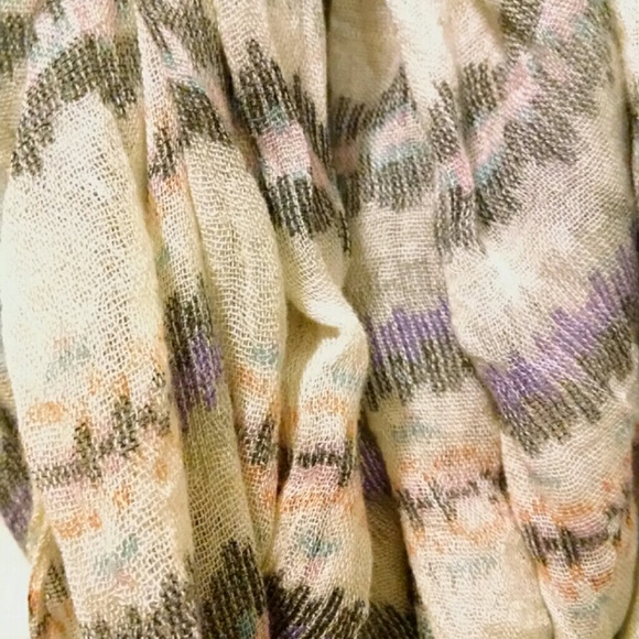 Patterned infinity scarf - Picture 3 of 3