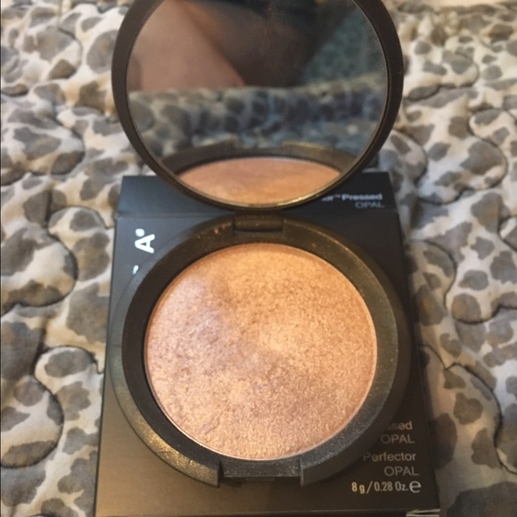 BECCA shimmering skin perfector in OPAL - Picture 2 of 2
